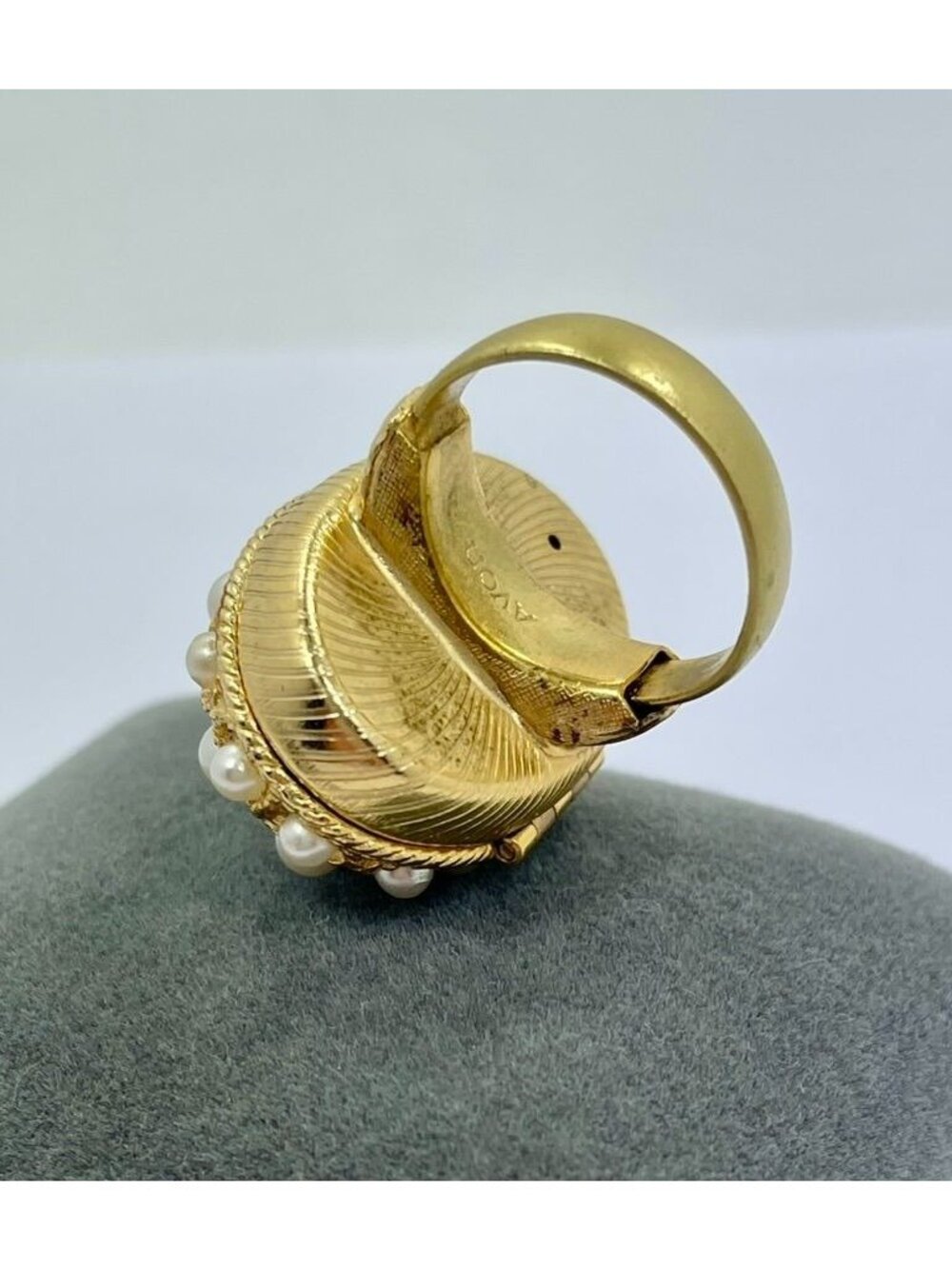 Vintage 70s Avon Ring of Pearls Charisma Perfume Locket Ring Size 5 Retro Gold - Picture 4 of 7